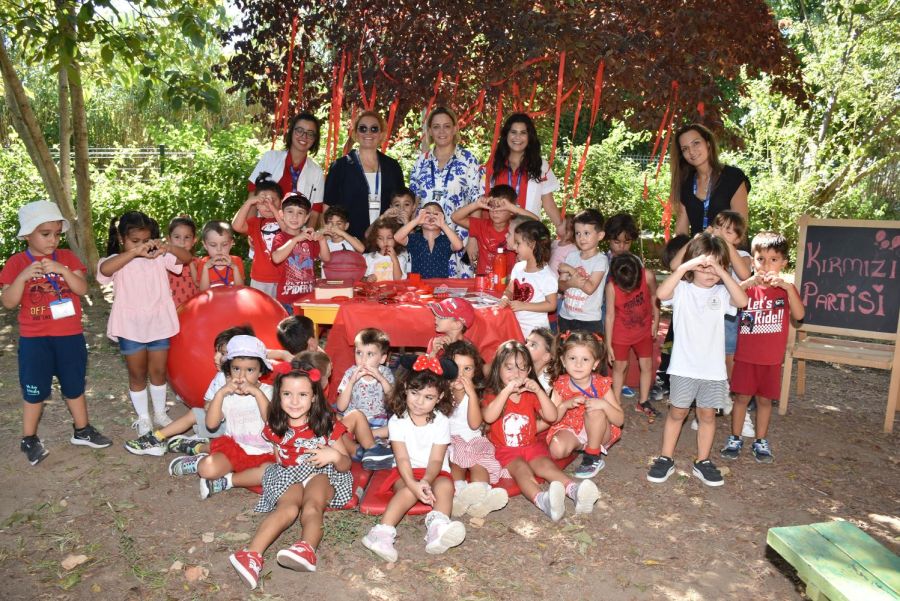 Antalya Kolejinde Miniklerin “Kırmızı Partisi”