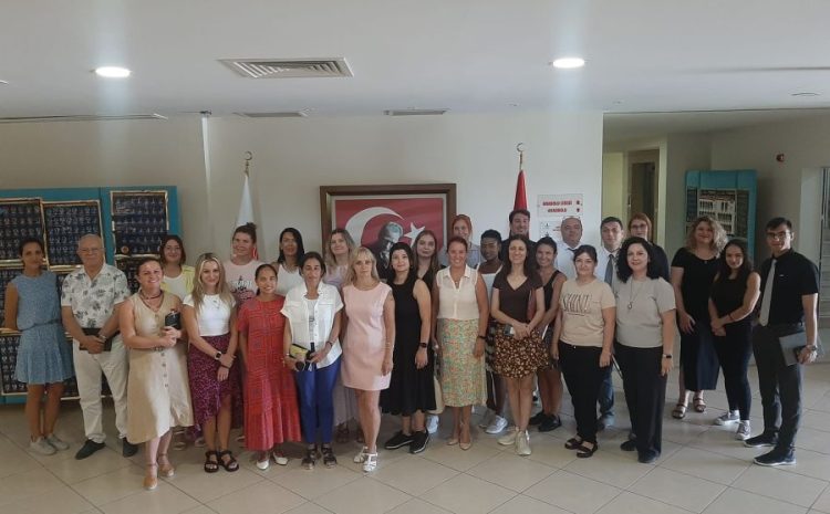  Özel Antalya Kolejinde Cambridge-IGCSE Öğretmen Eğitimi