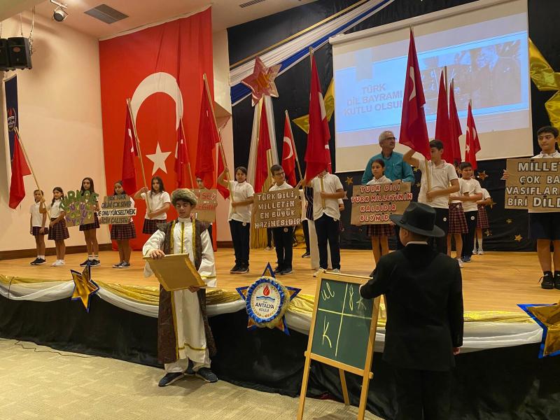 Antalya Kolejinde Yazar Mehmet Atilla ile Söyleşi ve İmza Günü